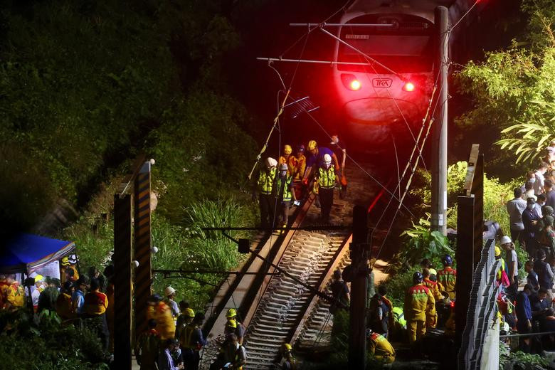 Chính quyền Đài Loan đã ra lệnh treo cờ rủ trong 3 ngày để tưởng niệm các nạn nhân trong vụ tai nạn đường sắt nghiêm trọng này. Ảnh: Reuters.