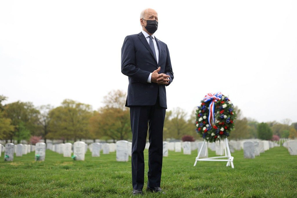 Đứng giữa các bia mộ, tổng thống nói: “Chúng ta, với tư cách là một quốc gia, mãi mãi mang ơn họ”, theo Los Angeles Times. Ảnh: Reuters.