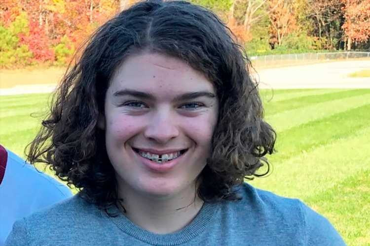 Chan dung thieu nien bi canh sat ban chet khi cam sung do choi-Hinh-7