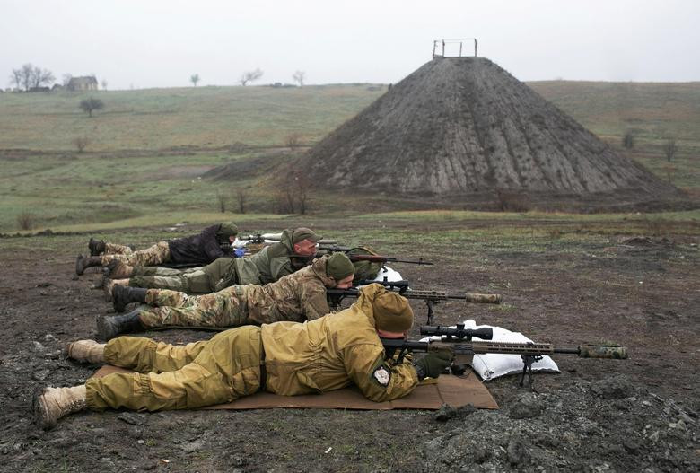 Trong ảnh, lính bắn tỉa của Quân đội Ukraine trong một buổi huấn luyện gần thị trấn Marinka, vùng Donetsk, ngày 13/4.