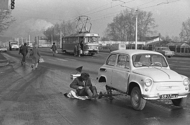 Sửa xe bên đường.