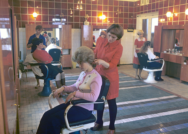 Bên trong một tiệm cắt tóc ở nước Nga hàng chục năm trước.