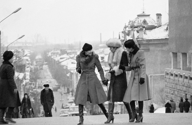 Những người phụ nữ đi dạo trên đường phố Kazan.