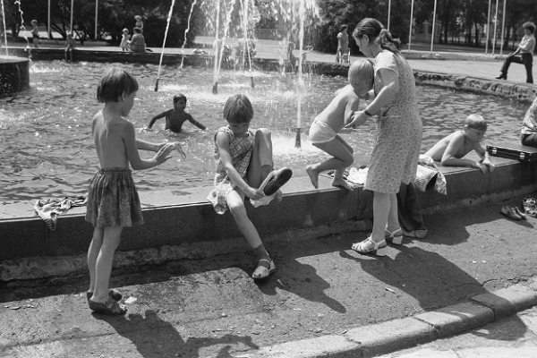 Rất đông người tập trung ở khu vực đài phun nước trong một ngày hè nắng nóng.