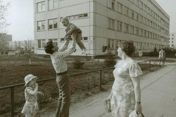 Một gia đình đi dạo trên đường phố ở nước Nga 40 năm trước.