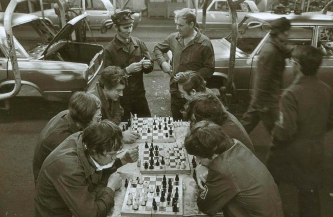 Trong giờ nghỉ trưa, một số công nhân chơi cờ.