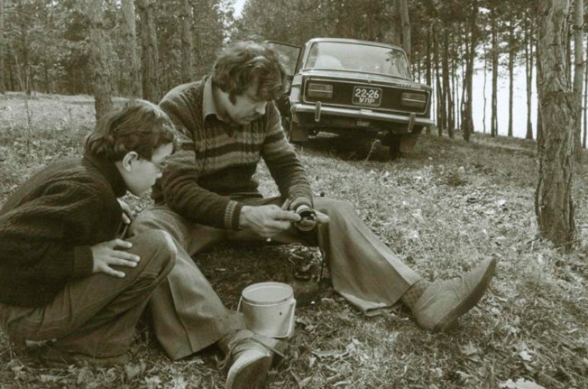 Đi picnic trong một khu rừng.