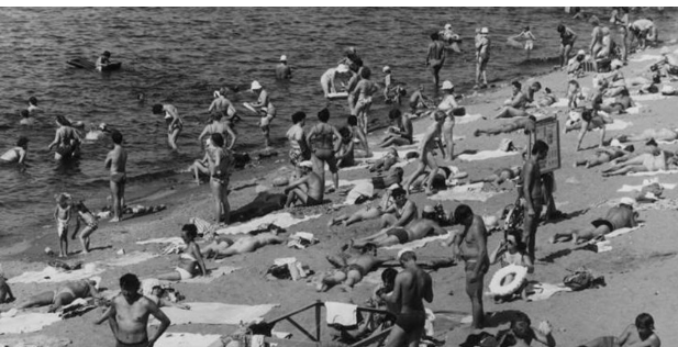 Cảnh đông đúc trên bờ sông Volga.