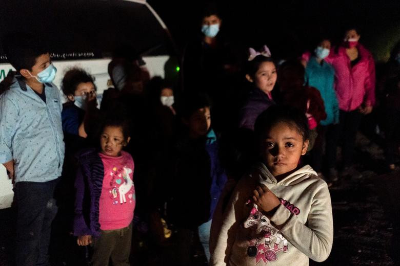 Nhóm người dân di cư bị phát hiện sau khi vượt sông vào Mỹ.