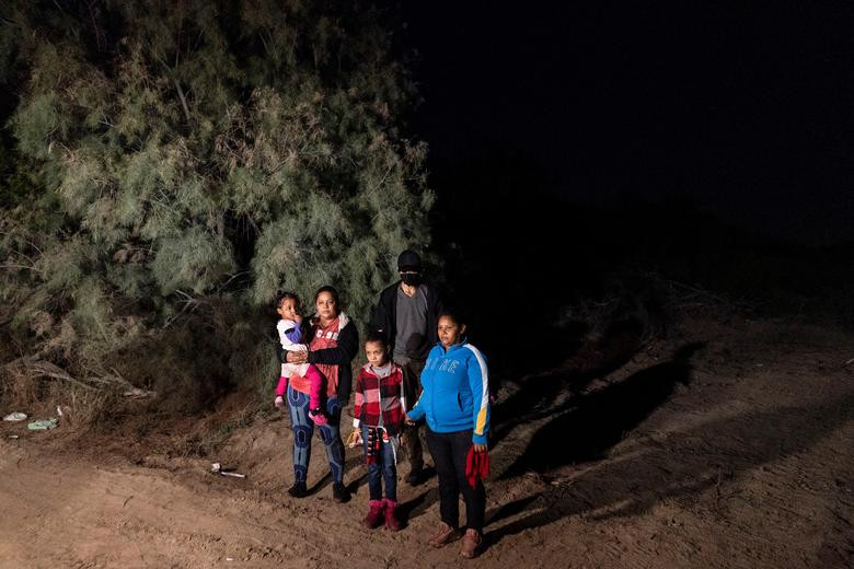 Các em nhỏ theo cha mẹ trải qua hành trình dài để tới "miền đất hứa".