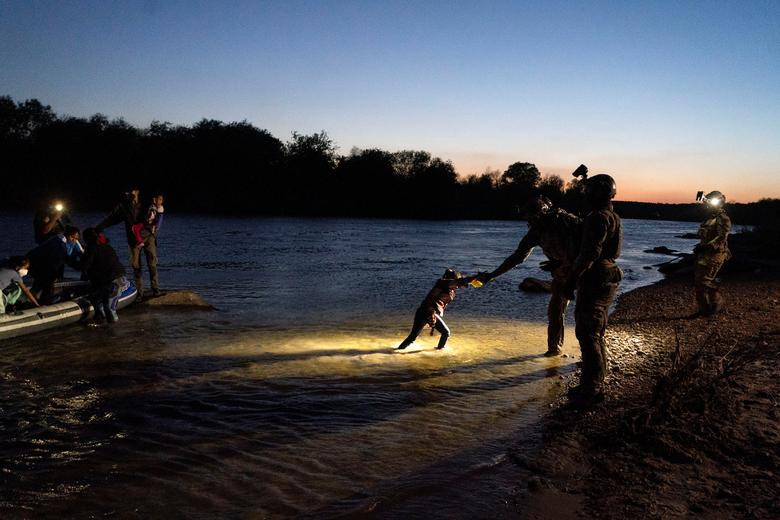Họ bất chấp nguy hiểm vượt sông với hy vọng có một cuộc sống tốt hơn ở Mỹ.