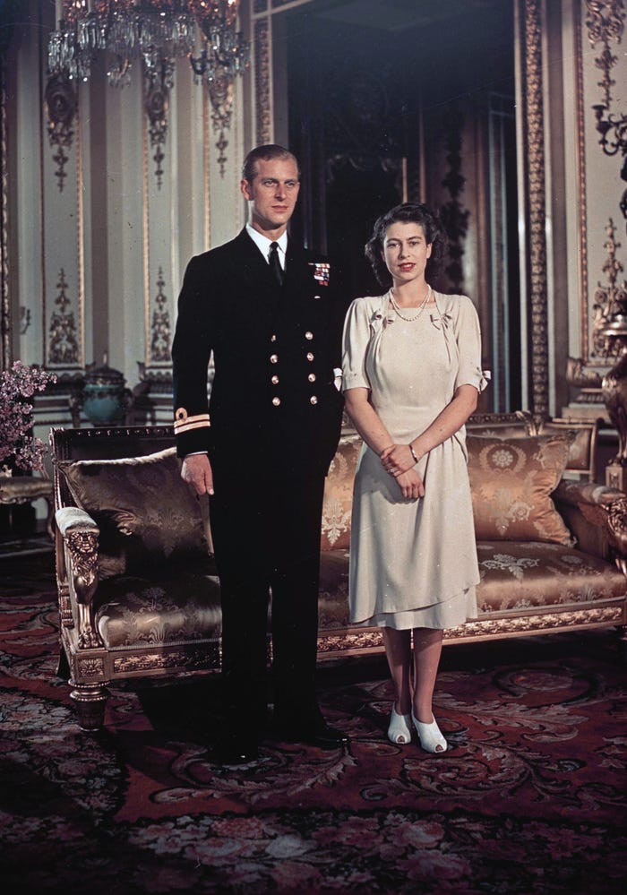 Hoàng thân Philip và Nữ hoàng Elizabeth II gặp nhau lúc nhỏ, tại một đám cưới vào năm 1934. Tháng 7/1947, hai người làm lễ đính hôn.