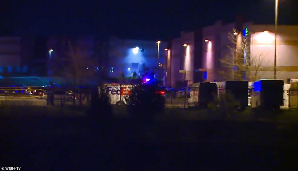 Một nhân chứng khác cho hay đã nghe thấy 10 phát súng trước khi báo cảnh sát.