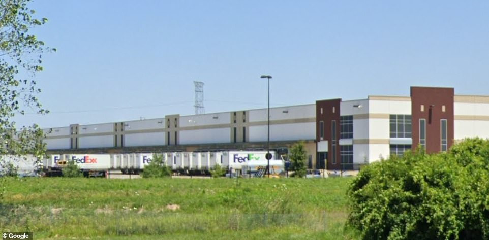 "Chúng tôi đã biết về vụ xả súng kinh hoàng tại cơ sở FedEx Ground của chúng tôi gần sân bay Indianapolis. An toàn là ưu tiên hàng đầu của chúng tôi và chúng tôi xin chia buồn với tất cả những người bị ảnh hưởng. Chúng tôi đang thu thập thêm thông tin và hợp tác với các cơ quan chức năng điều tra", trích tuyên bố của FedEx.