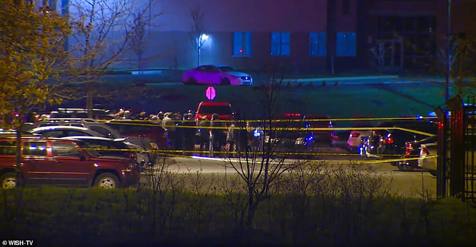 Những hình ảnh được đăng tải cho thấy rất đông cảnh sát có mặt tại hiện trường sau khi vụ xả súng kinh hoàng xảy ra.