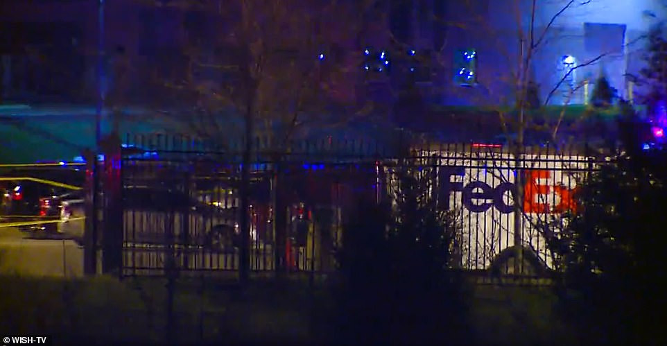 Hai nhân chứng kể lại họ đã nhìn thấy một người đàn ông lấy súng từ cốp xe của anh ta.