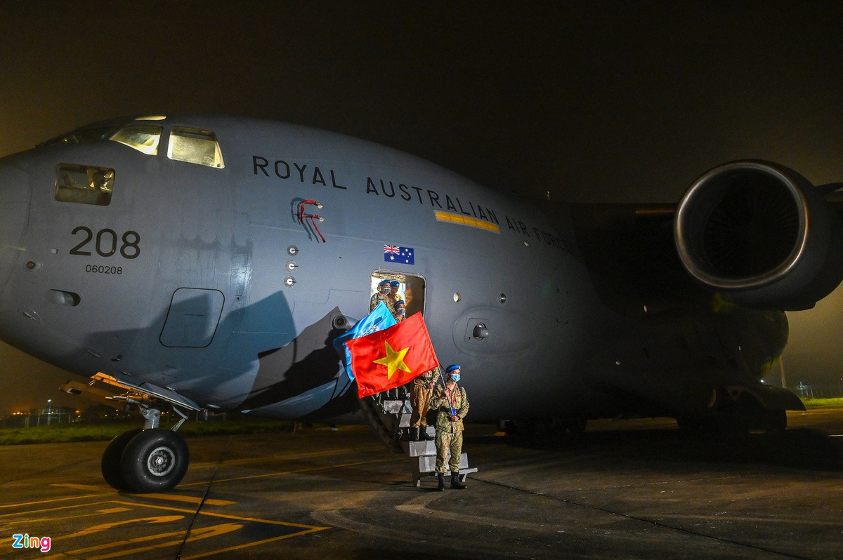 Cánh cửa của chiếc C-17 hé mở, đoàn quân "mũ nồi xanh" trở lại quê hương sau 17 tháng công tác tại châu Phi. Họ là thành viên của Bệnh viện dã chiến cấp 2 số 2 phục vụ tại Phái bộ gìn giữ hòa bình Liên Hợp Quốc ở Nam Sudan. 