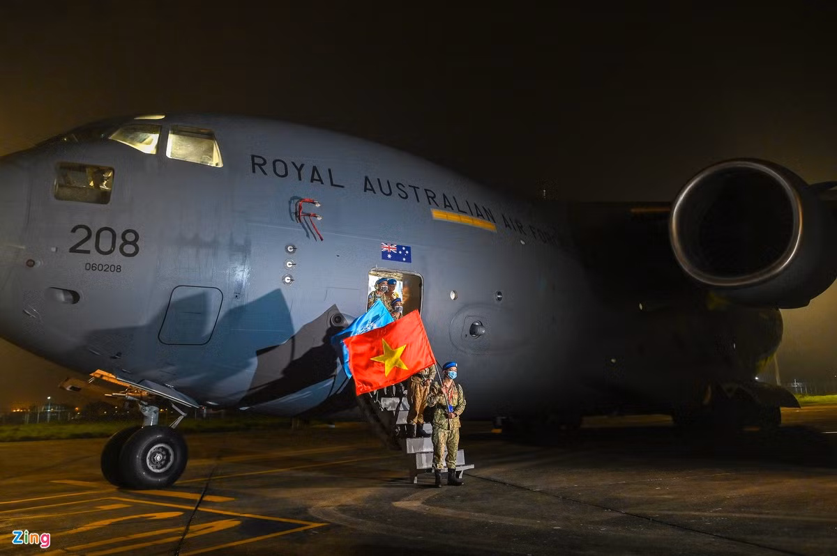 Cánh cửa của chiếc C-17 hé mở, đoàn quân "mũ nồi xanh" trở lại quê hương sau 17 tháng công tác tại châu Phi. Họ là thành viên của Bệnh viện dã chiến cấp 2 số 2 phục vụ tại Phái bộ gìn giữ hòa bình Liên Hợp Quốc ở Nam Sudan. 