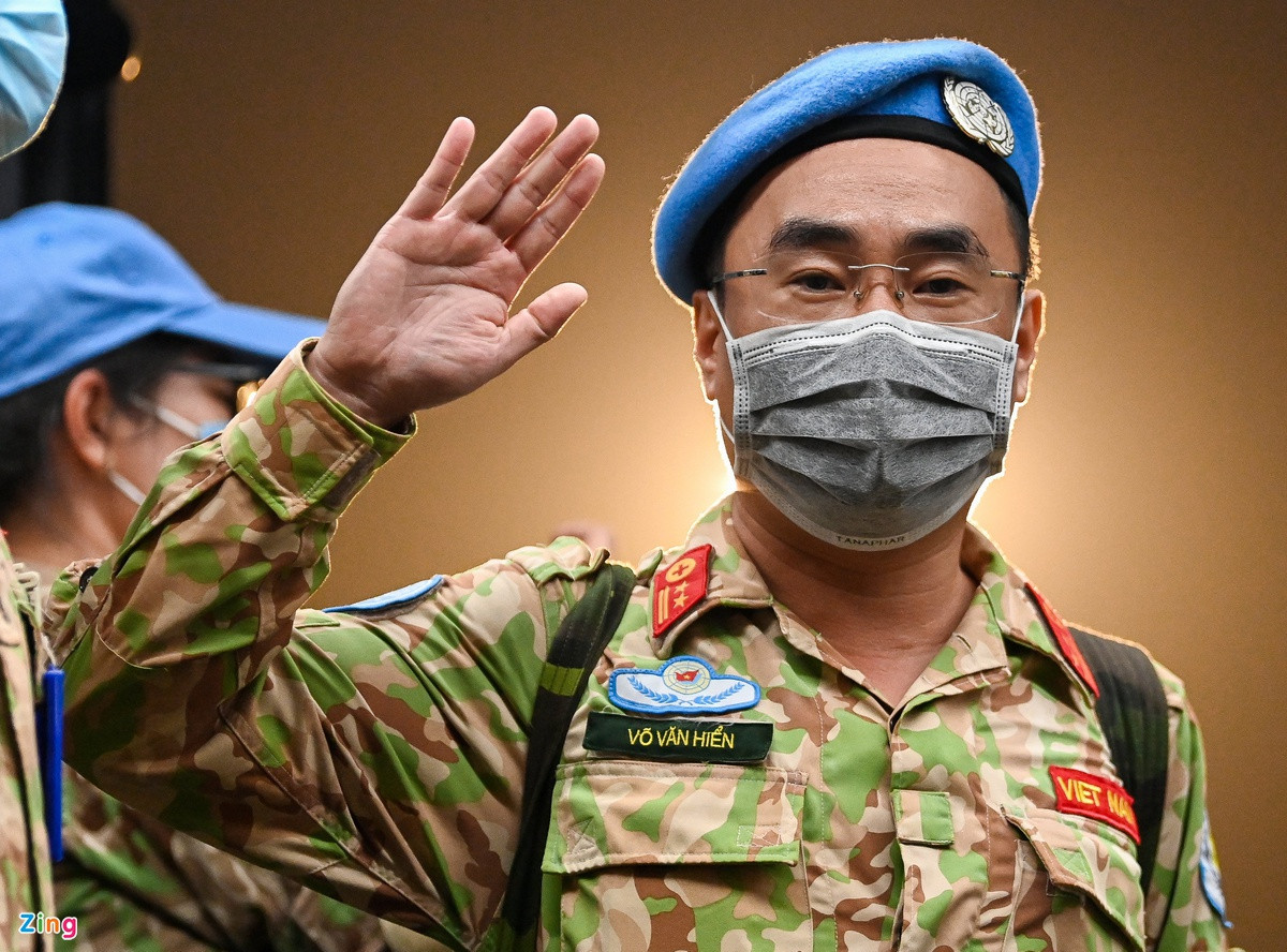 Chia sẻ với Zing, trung tá Võ Văn Hiển, Giám đốc Bệnh viện dã chiến cấp 2 số 2, cho biết ông và các đồng đội đã trải qua thời gian rất khó khăn khi đại dịch Covid-19 ảnh hưởng đến toàn cầu. Nam Sudan là nước nghèo, nền y tế kém phát triển nên những y bác sĩ "mũ nồi xanh" trở thành lực lượng tuyến đầu chống dịch. 