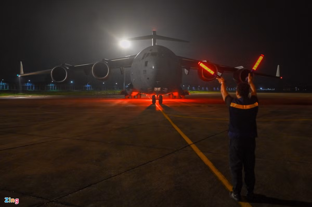 Rạng sáng 24/4, máy bay vận tải C-17 của Không quân Hoàng gia Australia hạ cánh xuống sân bay Nội Bài, chở theo 38 cán bộ, chiến sĩ của Cục Gìn giữ hòa bình Việt Nam trở về từ Nam Sudan. 