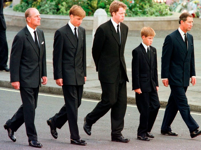 Hoàng thân Philip an ủi, động viên hai người cháu nội của ông bằng cách đi cùng họ trong đám tang của Công nương Diana hồi tháng 9/1997. Công nương Diana, mẹ ruột của Hoàng tử Harry và William, qua đời trong một vụ tai nạn xe hơi tại Paris (Pháp) năm 1997. Khi đó, Hoàng tử William mới 15 tuổi còn Harry 12 tuổi. Từ trái sang phải: Hoàng thân Philip, Hoàng tử William, Earl Spencer (em trai của Công nương Diana), Hoàng tử Harry và Thái tử Charles trong lễ tang của cố Công nương xứ Wales.