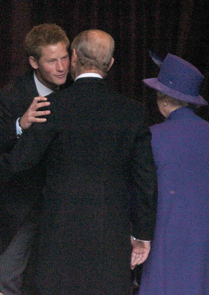 Trong bức ảnh này, Hoàng tử Harry ôm ông bà của anh tại một đám cưới hồi năm 2004.