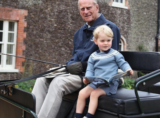 Bức ảnh chụp Hoàng thân Philip và tiểu Hoàng tử George - con trai của Hoàng tử William - tại Norfolk hồi năm 2016.