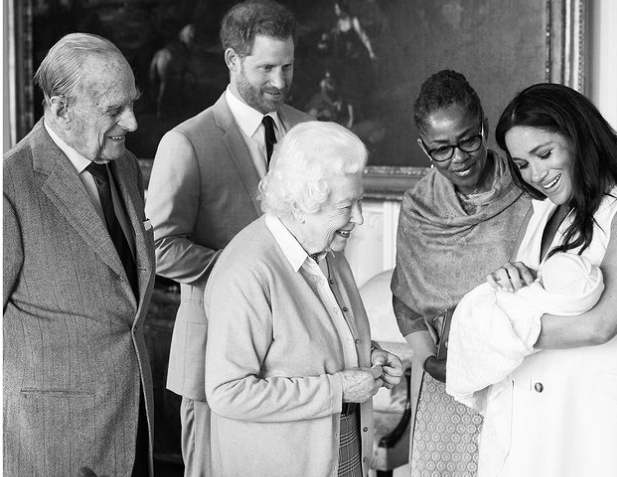 Hoàng thân Philip là thành viên đầu tiên của gia đình Hoàng gia Anh gặp Archie, con trai của Hoàng tử Harry và Công nương Meghan Markle, sau khi cậu bé chào đời vào tháng 5/2019.