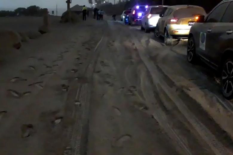 Lớp bụi dày phủ trên đường phố ở St Vincent.