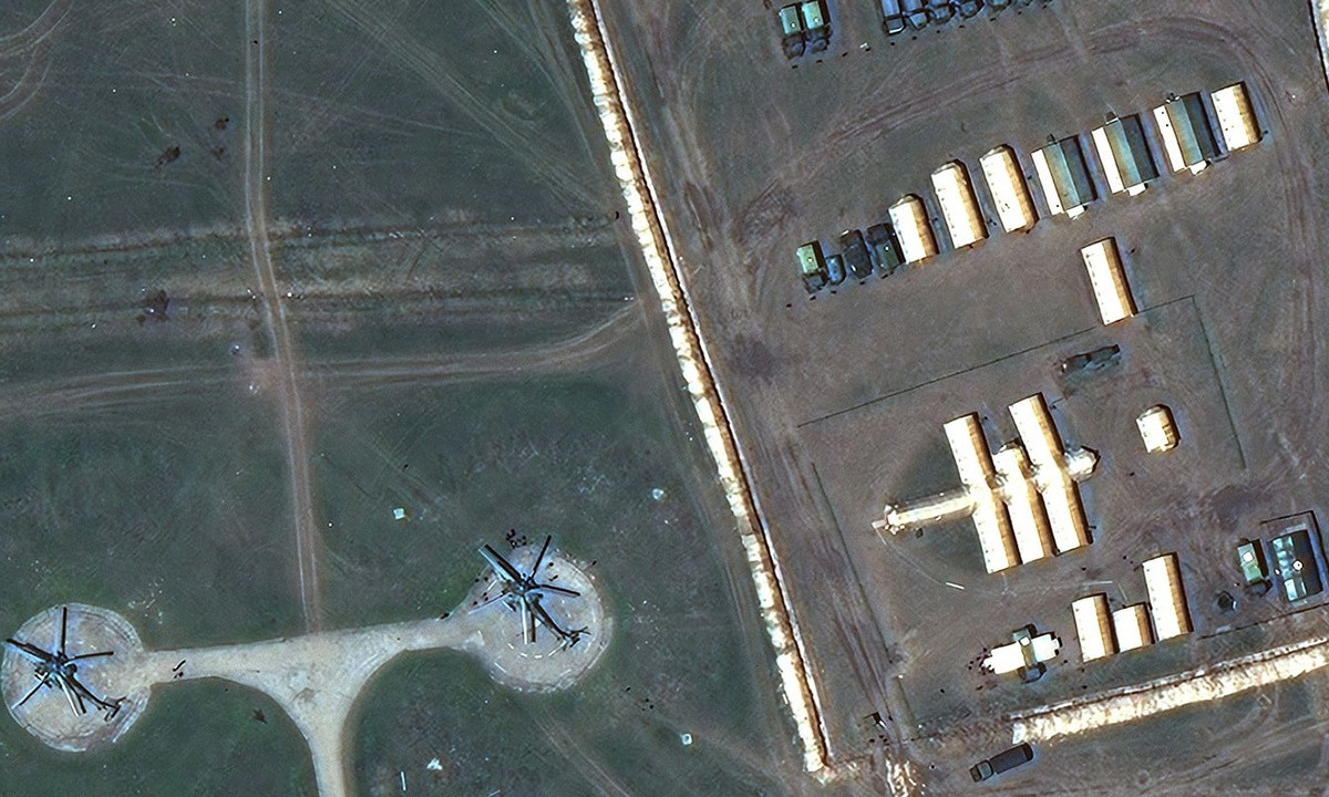 Giới chức Mỹ ước đoán Nga hiện triển khai khoảng 80.000 binh sĩ tại Crimea và các khu vực gần biên giới Ukraine. Con số này đã tăng gấp đôi so với một tháng trước. Trong khi đó, quan chức cấp cao phụ trách đối ngoại của EU, ông Josep Borrell, thì cho biết Nga đã triển khai 100.000 quân, quy mô này thậm chí lớn hơn thời điểm Nga đoạt quyền kiểm soát Crimea từ tay chính phủ Ukraine năm 2014. Ảnh: Maxar.