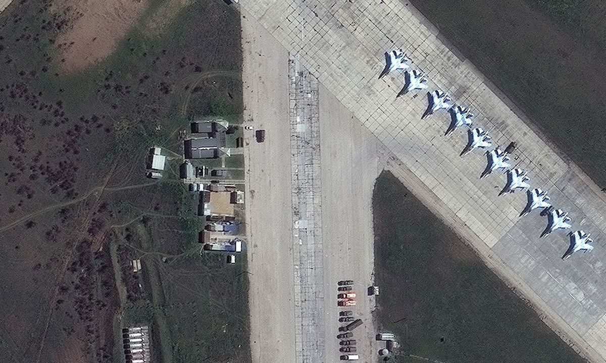 Các chuyên gia nhận định việc tăng cường hiện diện quân sự tại Crimea cùng các khu vực dọc biên giới Ukraine, trong đó có việc triển khai nhiều tiêm kích Su-34, Su-30, Su-27, Su-25 và Su-24 giúp Nga củng cố lợi thế chính trị, gây sức ép về phía Ukraine. "Họ đã triển khai hỏa lực cần thiết giúp mang lại ưu thế không quân áp đảo trên chiến trường, có khả năng trực tiếp hỗ trợ các đơn vị chiến đấu trên mặt đất", Philip Breedlove, cựu tướng không quân của Mỹ, nhận định. Trong ảnh, dãy tiêm kích Su-30 của Nga tại căn cứ Saki trên bán đảo Crimea. Ảnh: Maxar.