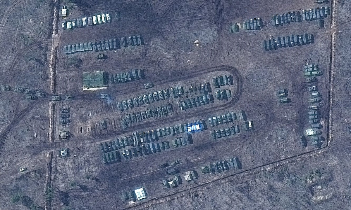 Trong một báo cáo gửi Quốc hội Mỹ hồi tuần trước, Giám đốc CIA William Burns đánh giá động thái tăng cường lực lượng là cách để Nga răn đe Ukraine, đồng thời gửi thông điệp tới chính quyền Tổng thống Biden. Trong khi đó, Bộ trưởng Quốc phòng Nga Sergei Shoigu tuyên bố Moscow diễn tập nhằm đáp trả mối đe dọa từ NATO. Ông Shoigu cũng cáo buộc chính phủ Ukraine đang tìm cách gây căng thẳng. Moscow cũng tuyên bố Nga có quyền điều động quân đội bên trong lãnh thổ của mình tùy theo nhu cầu. Trong ảnh, lữ đoàn súng trường cơ giới của Nga tại căn cứ Pogonovo, thành phố Voronezh, cách không xa biên giới Ukraine hôm 10/4. Ảnh: Maxar.