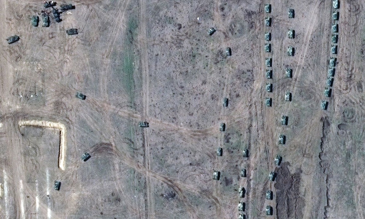 Chính quyền Tổng thống Biden lúc này đã chuẩn bị các phương án cung cấp viện trợ vũ khí sát thương và phi sát thương cho Ukraine trong trường hợp Nga tấn công, bao gồm các hệ thống hỏa lực chống tăng, chống hạm và phòng không. Washington cũng đang cân nhắc mở rộng trừng phạt kinh tế với Moscow. Trong ảnh, lực lượng nhảy dù Nga diễn tập tại căn cứ Angarsky trên bán đảo Crimea hôm 15/4. Ảnh: Maxar.