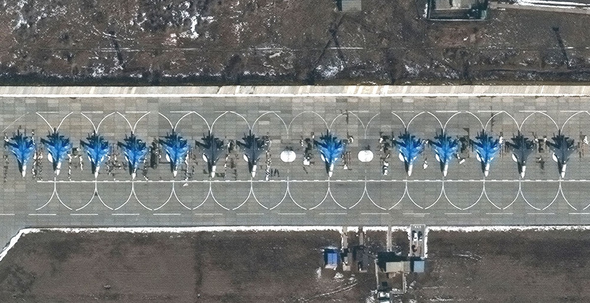 Ngoại trưởng Ukraine Dmytro Kuleba cảnh báo lực lượng Nga sẽ tăng lên 120.000 quân chỉ trong vài tuần tới, đạt mức "đủ để theo đuổi leo thang quân sự". Tại căn cứ Morozovsk, tỉnh Rostov, máy bay Su-34 đã được đưa ra đường băng. Đây là động thái thể hiện tình trạng sẵn sàng chiến đấu đã được nâng lên mức độ cao hơn. Ảnh: Maxar.