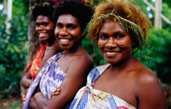 Dù đối mặt với nhiều thiên tai, quốc đảo Vanuatu vẫn được xếp vào nhóm quốc gia hạnh phúc nhất thế giới. Người dân ở đây luôn cảm thấy hạnh phúc, không phải bởi vì có một ngôi nhà đẹp, mà vì họ được nhìn thấy con cái lớn lên, trưởng thành và dạy chúng lao động. Ảnh: Getty.