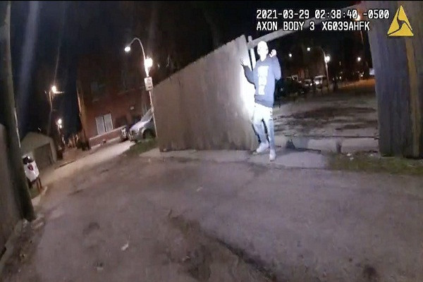 My cong bo video canh sat ban chet thieu nien 13 tuoi gay soc