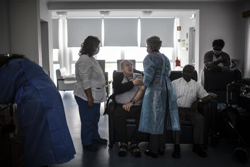 Một người dân được tiêm vắc xin COVID-19 trên đảo Corvo. Ảnh: EN.