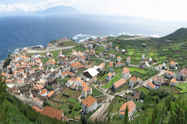 Vila do Corvo là một "trung tâm đô thị" trên đảo, nơi tập trung nhiều nhà dân cùng các cơ sở kinh doanh thương mại. Ảnh: Wikipedia.