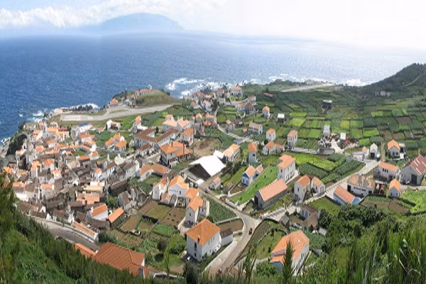 Vila do Corvo là một "trung tâm đô thị" trên đảo, nơi tập trung nhiều nhà dân cùng các cơ sở kinh doanh thương mại. Ảnh: Wikipedia.