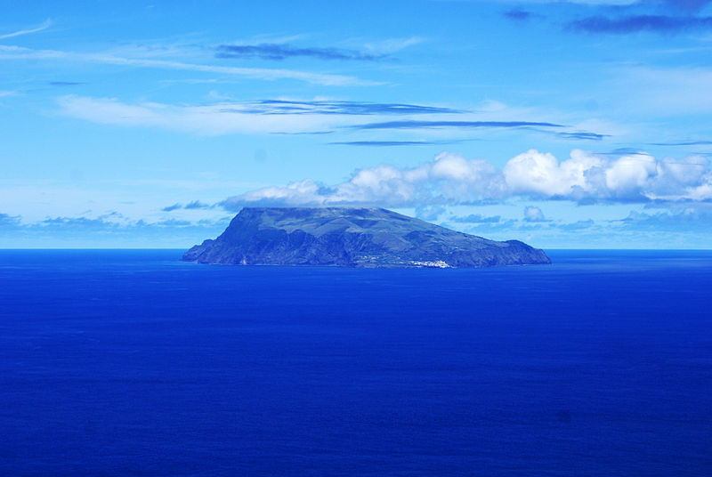 Hòn đảo Corvo có những vách đá và hồ núi lửa tuyệt đẹp nằm dọc bờ biển. Ảnh: Wikipedia.