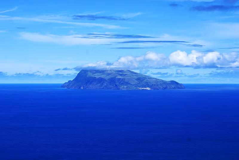 Hòn đảo Corvo có những vách đá và hồ núi lửa tuyệt đẹp nằm dọc bờ biển. Ảnh: Wikipedia.