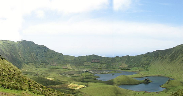 Đảo Corvo được cho là nơi đầu tiên ở Châu Âu sắp đạt miễn dịch cộng đồng. Kể từ khi dịch bệnh COVID-19 bùng phát, chỉ có 1 ca mắc được ghi nhận tại hòn đảo này. Dưới đây là một số sự thật về hòn đảo này có thể bạn chưa biết. Ảnh: Wikipedia.