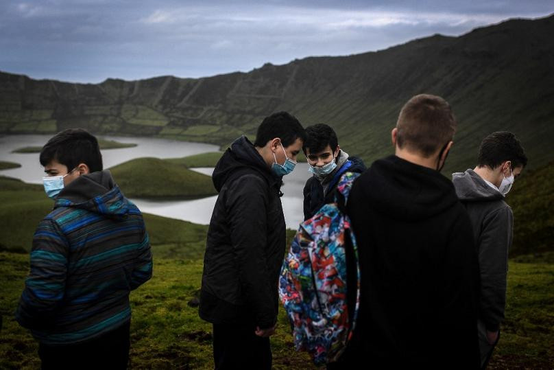 Mọi người đeo khẩu trang phòng COVID-19 trên đảo Corvo. Ảnh: EN. 