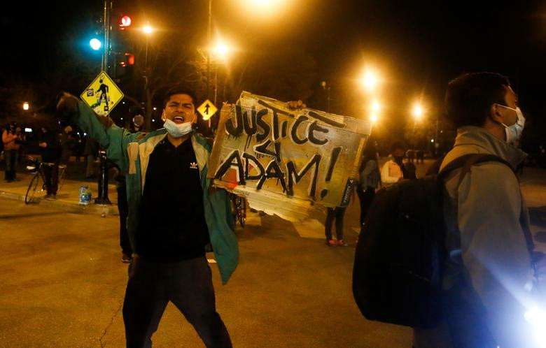 Cuộc biểu tình diễn ra ở Chicago, bang Illinois, ngày 16/4. Ảnh: Reuters.