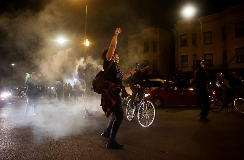 Cuộc biểu tình phản đối việc cảnh sát bắn chết Adam Toledo vào tối 16/4. Ảnh: Reuters.