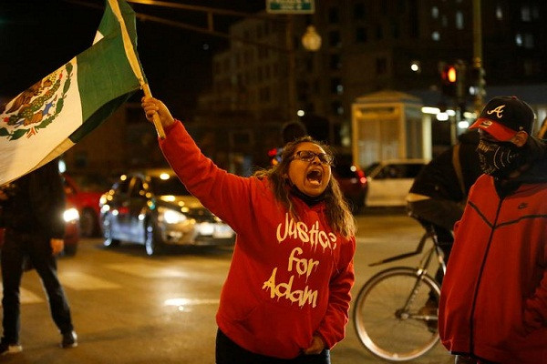 Hàng trăm người đã xuống đường đòi công lý cho Adam Toledo. Ảnh: Reuters.