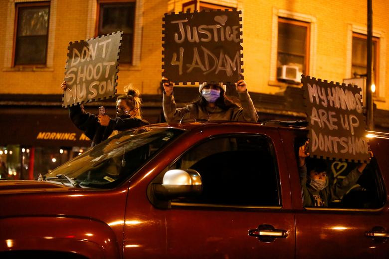 Theo Reuters, biểu tình bùng phát một ngày sau khi cảnh sát thành phố Chicago (Mỹ) hôm 15/4 công bố đoạn video ghi lại cảnh một sĩ quan cảnh sát bắn chết thiếu niên 13 tuổi Adam Toledo hồi cuối tháng 3/2021. Ảnh: Reuters.