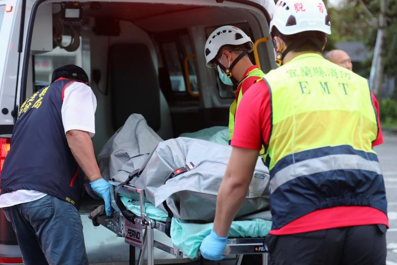 Lực lượng cứu hộ chuyển một thi thể nạn nhân lên xe cứu thương ở Đài Loan ngày 2/4. Ảnh: Reuters.
