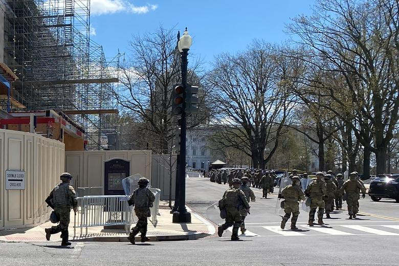 Lực lượng Vệ binh Quốc gia Mỹ di chuyển về phía Điện Capitol hôm 2/4.