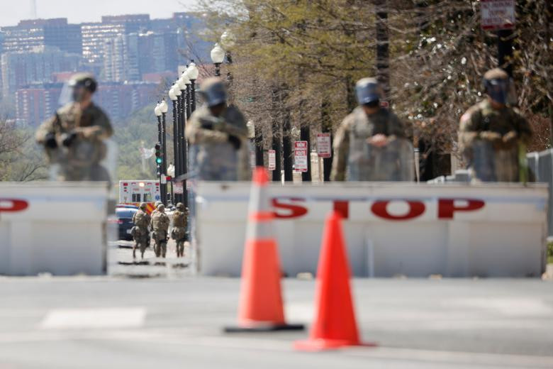 Các thành viên của Vệ binh Quốc gia Mỹ đứng gác dọc con phố xung quanh Điện Capitol.